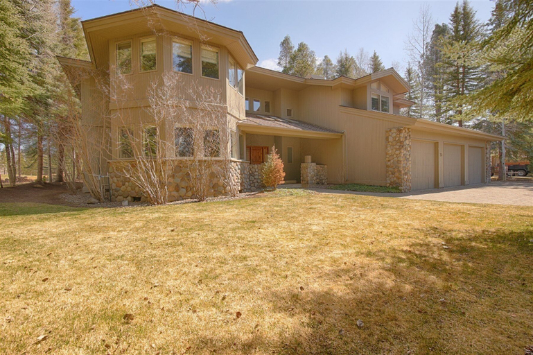 Exterior 5, Winners Circle 30 5 Bedroom Home, Deschutes