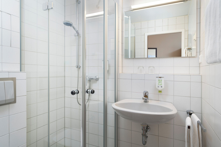 Bathroom 4, Ates Hotel Lampertheim by Aurum, Bergstraße