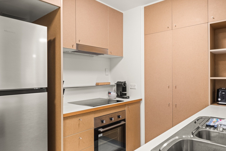 Private kitchen 3, Vibrant 2-bed Apartment With Pool and Gym Access, Fortitude Valley