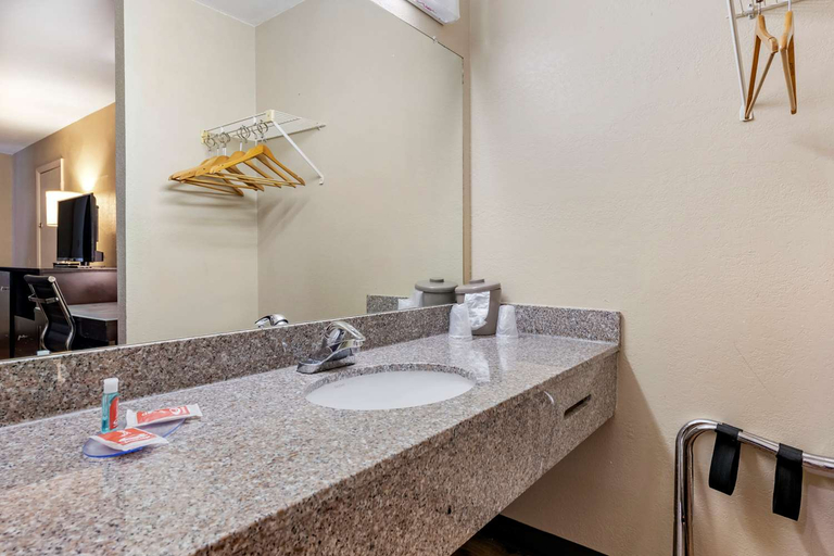 Bathroom 4, Econo Lodge Sebring, Highlands