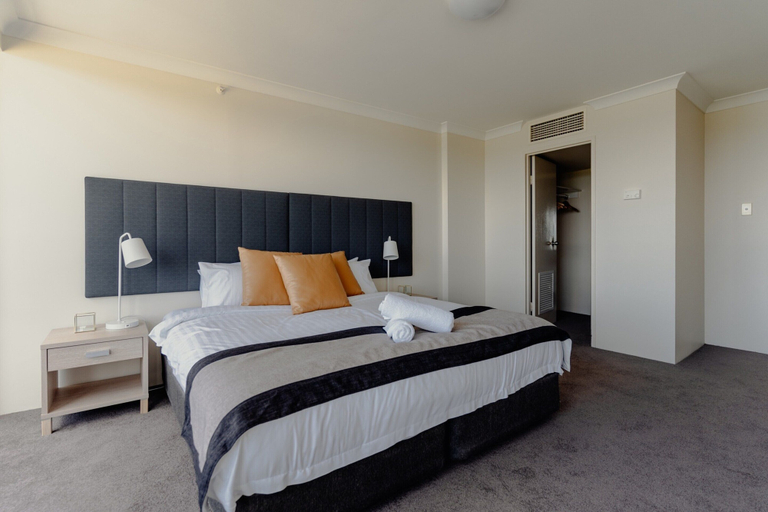 Room 5, 2-bed With Gym, Tennis Court & Stunning Lake Views, Canberra
