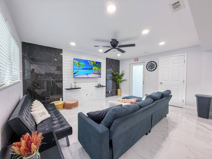 Room 5, Modern Escape Chef s Kitchen Private Yard, Broward