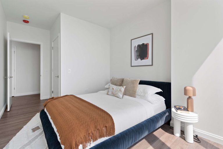 Room 3, High-rise 65 Fl Apt w Lux Amenities Lake Views, Cook