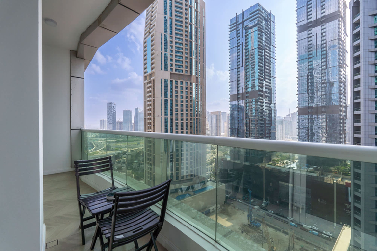 Room 5, A Fabulous 1 Bedroom Apartment in Marina Pinnacle, Dubai