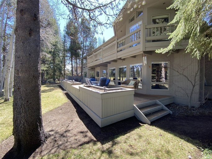 Terrace/patio 4, Winners Circle 30 5 Bedroom Home, Deschutes