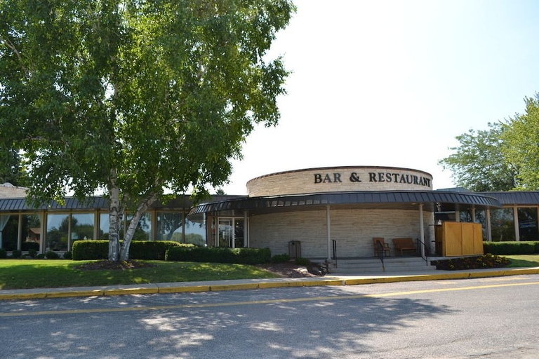 Exterior & Views 2, Fairway Inn and Suites, an Ascend Collection Hotel, Manitowoc