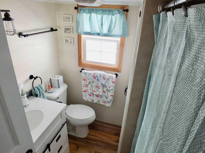 Room 5, Charming 1BR Getaway in Long Island Village Resort, Cameron