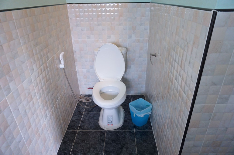 Bathroom 3, Martin's Swiss Guesthouse, Pulau Phuket