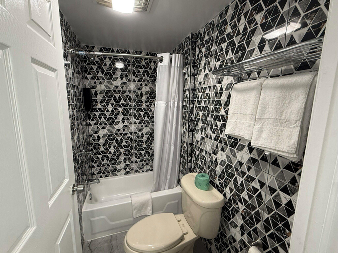 Bathroom 4, Beauty Rest Hotel, Middlesex
