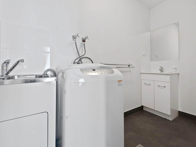 4, Executive and Spacious Apartment with Balcony, Melbourne