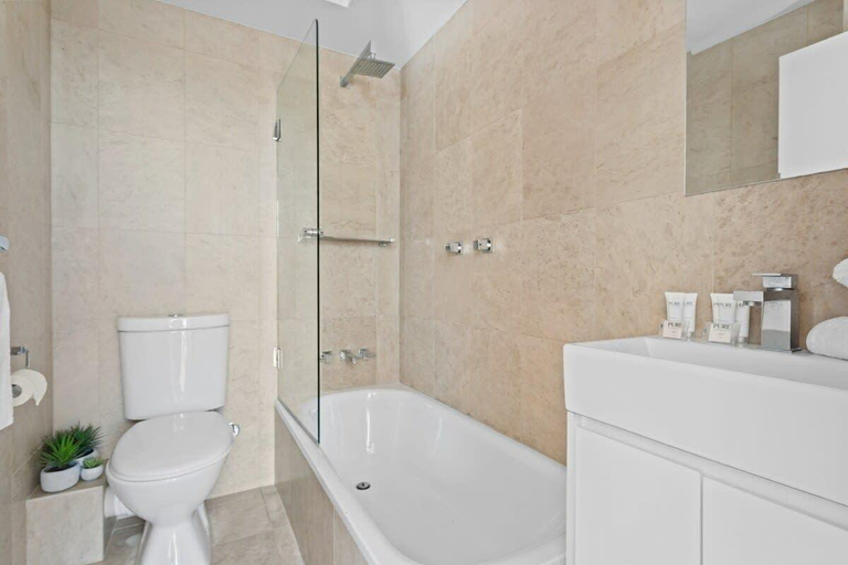 Bathroom, Prime Location 2-Bed Apartment with Parking, Sydney