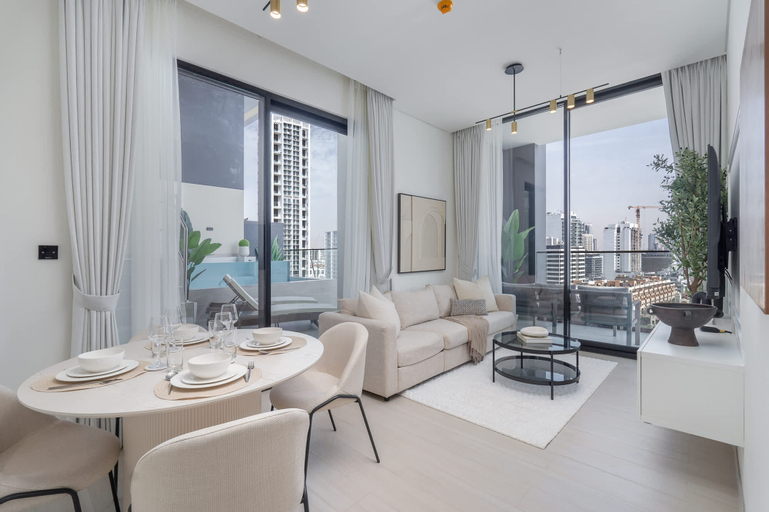 Room 5, Tranquil 2 Bedroom in Binghatti Onyx With a Private Pool and City View, Dubai