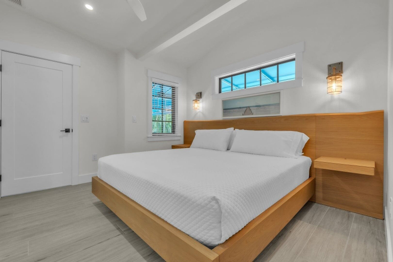 Room 2, Chilli Fish 4 Bedroom Home, Manatee