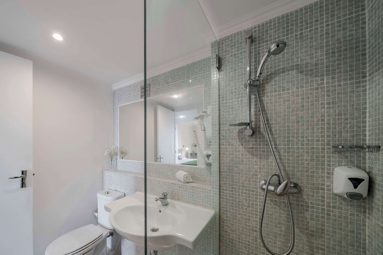Bathroom 4, Dorisol Mimosa Studio Hotel, Funchal