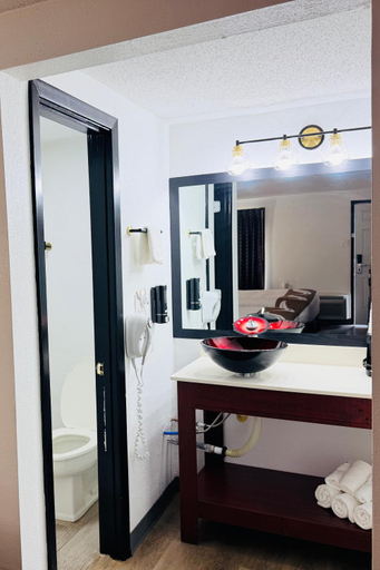 Bathroom 4, Lone Star Inn Llano, Llano