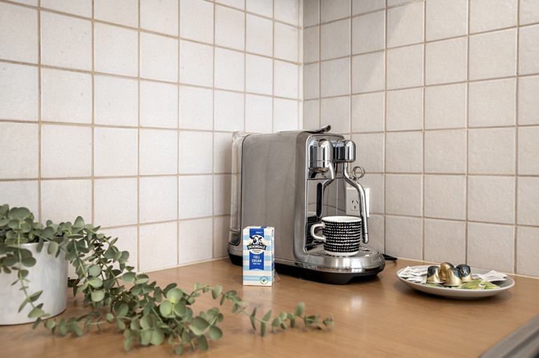 Private kitchen 4, Classic 1-bed City Stay Near Eateries and Laneways, Melbourne