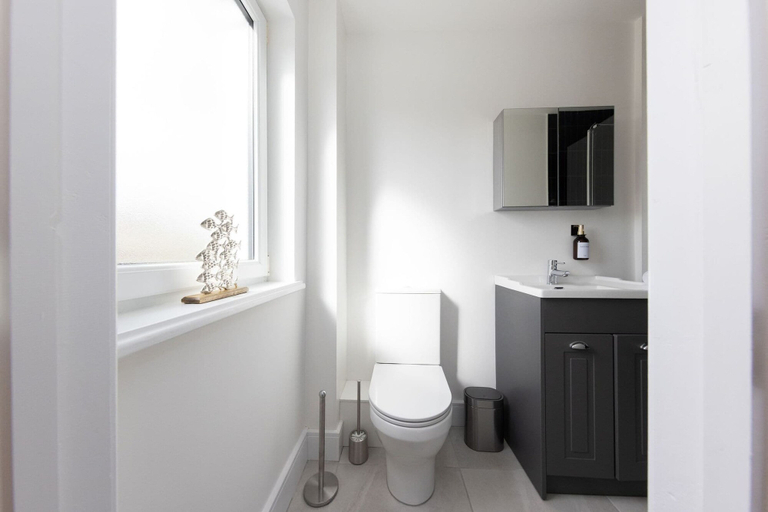 Room 5, Modern 5-bedroom Retreat Nr Coast, West Sussex