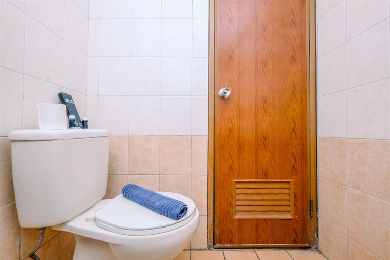 Bathroom 4, Homey Combined Unit 3Br Apartment At Mediterania Palace Residences, Central Jakarta