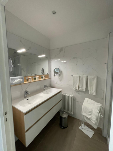 Bathroom 4, Hôtel Miramar, Royan, Charente-Maritime