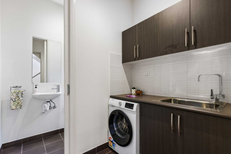 Bathroom 4, Chic 2-bed Home By Bustling Shops, Melbourne