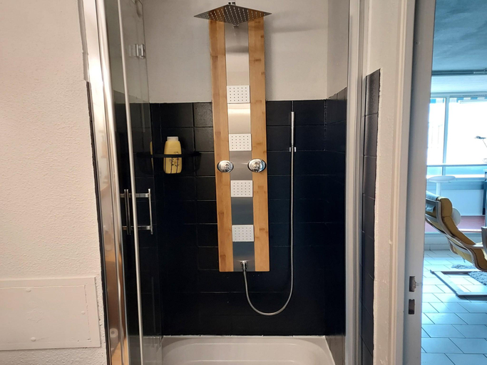 Bathroom 3, Apartment in Le Grau-du-Roi with pool, Gard