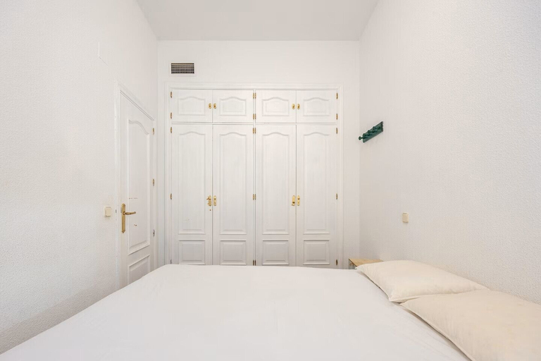 Room 5, Cozy Apartment in La Latina Perfect for Work or Study, Madrid