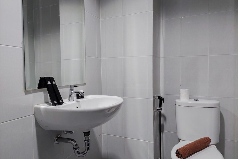 Bathroom 4, Warm And Cozy Studio At Casa De Parco Apartment, Tangerang