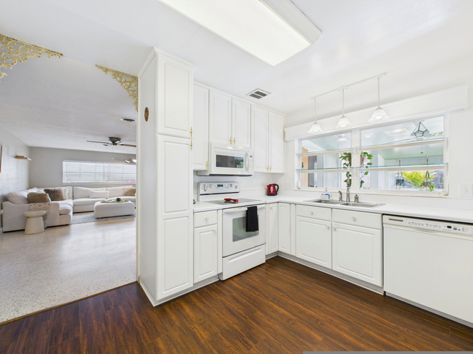 Room 2, 3 Bedroom 2 Bath Beachside House With Hot Tub, Brevard