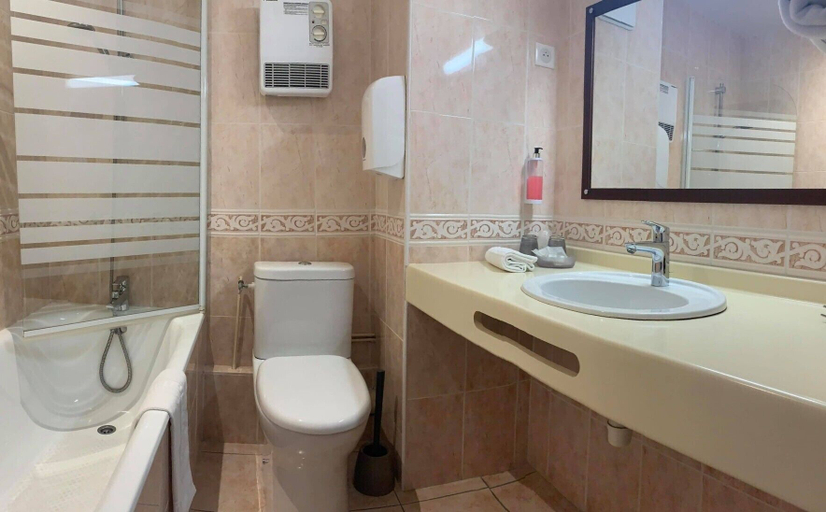 Bathroom 5, Hôtel de l’Océan Concarneau, Finistère