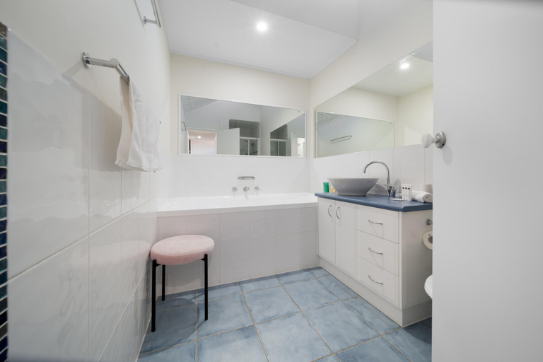 Bathroom 3, Gorgeous 2-Bed Townhouse with Patio, BBQ & Parking, Canberra