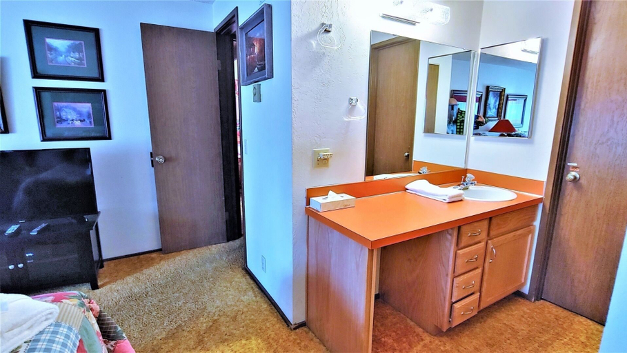 Bathroom 4, Tennis Village 3 2 Bedroom Apts, Deschutes