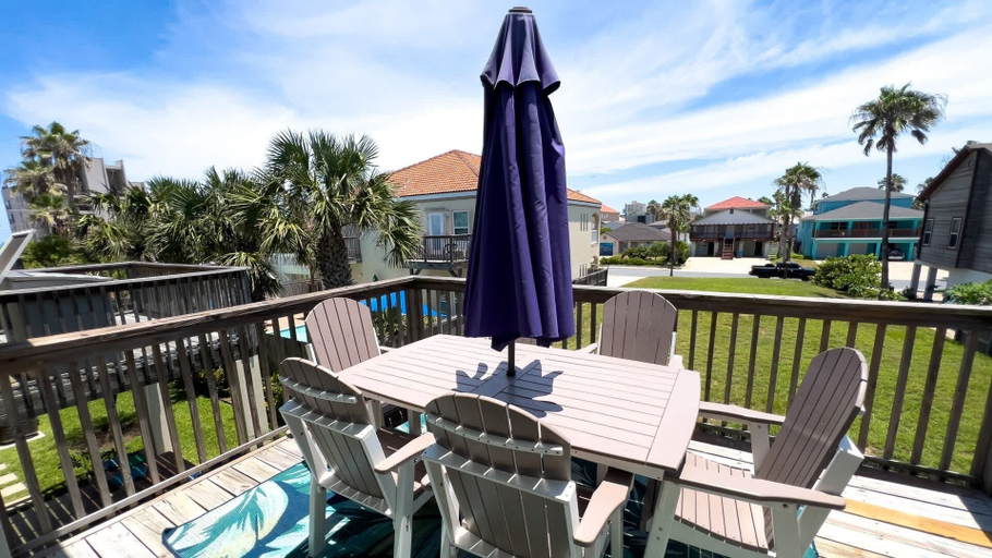 Outdoor dining 5, Sun Dancer #11 2 Bedroom Home by RedAwning, Cameron