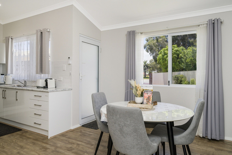 Dining 5, Bright and Spacious 2-bed Thornlie Family Home, Perth