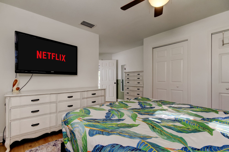 Room 4, Simple Rooftop Gem 2 Blocks 2 Beach Pets Allowed, Pinellas