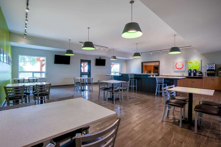 Food & Drinks, Super 8 By Wyndham Winnipeg East, Division No. 11