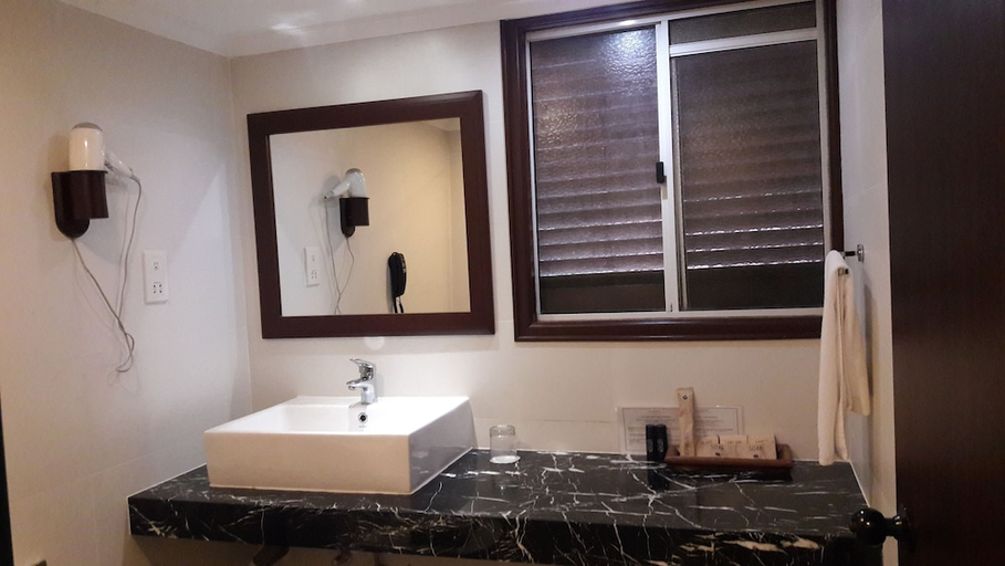Bathroom 4, Berjaya Beau Vallon Bay Beach Resort and Casino