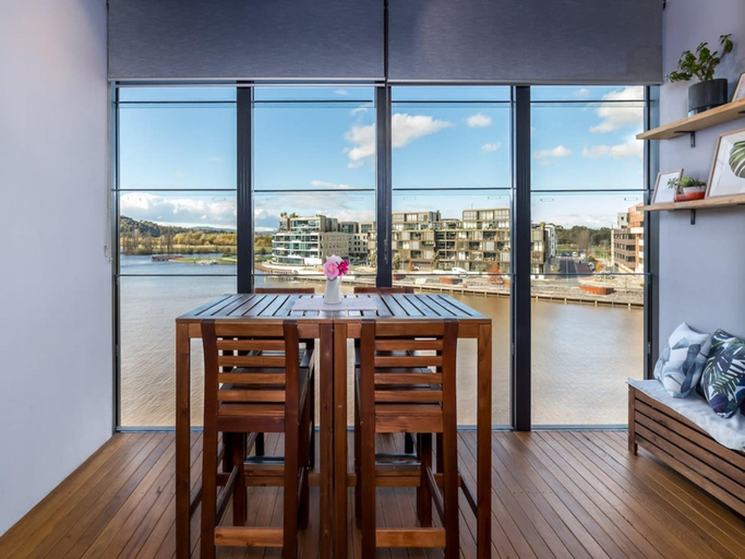 Others 3, Stunning 1BR Apartment with Water Views, Canberra