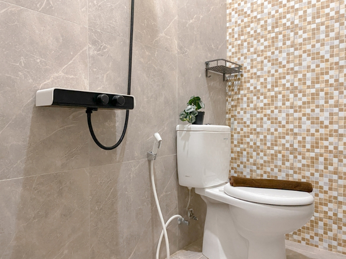 Bathroom 5, Nice Look Studio (No Kitchen) at Celebrity Mansion By Travelio, Bekasi