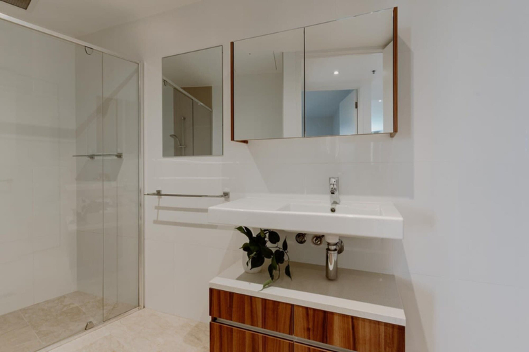 Bathroom, Center 1-bed With Gym, BBQ and Stunning Views, Canberra
