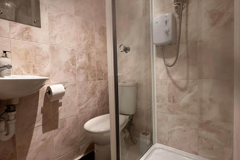 Bathroom 3, Curzon Street Retreat - 4 Beds, Reading