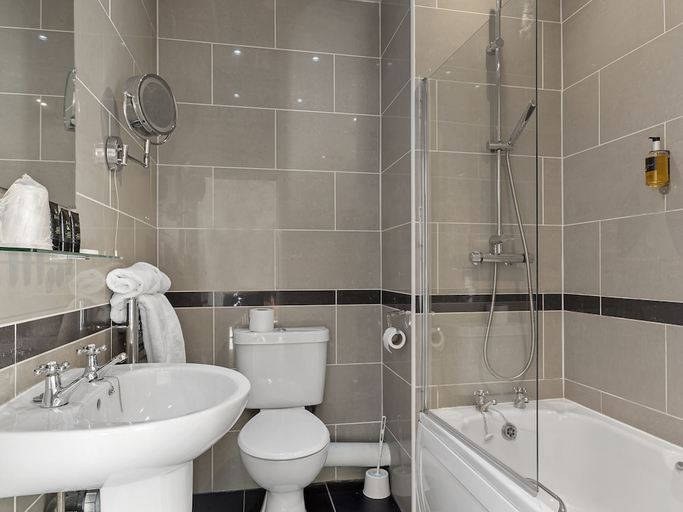 Bathroom 3, The Oaks Hotel, Lancashire