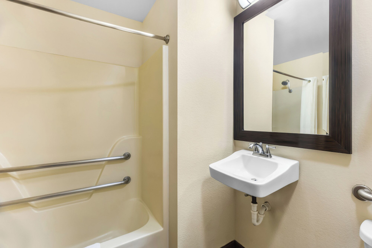 Bathroom 4, Travel Inn & Suites - Sikeston/Miner (i-55 Exit-67), Scott