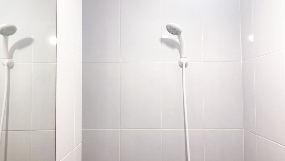 Bathroom 3, Fully Furnished Studio At Tokyo Riverside Pik 2 Apartment, Tangerang