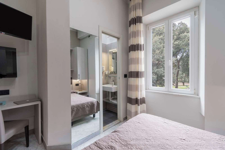 Bedroom 3, Hotel Roma, Massa Carrara