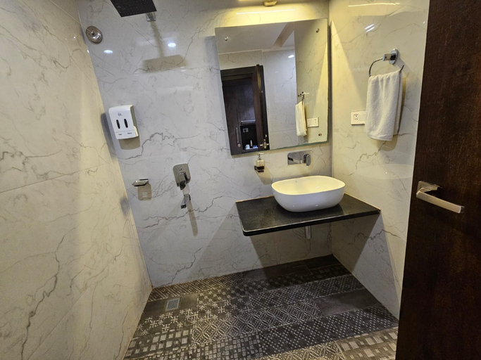 Bathroom 5, Hotel Abhinav International, Varanasi