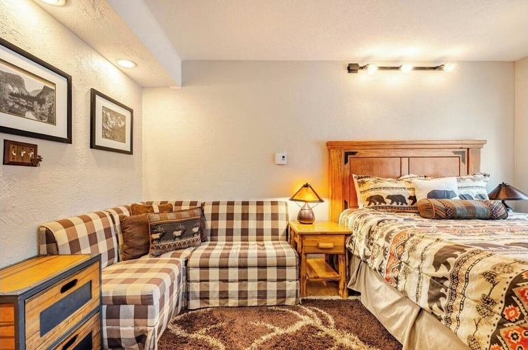Bedroom 2, Four O'clock Lodge B05, Summit
