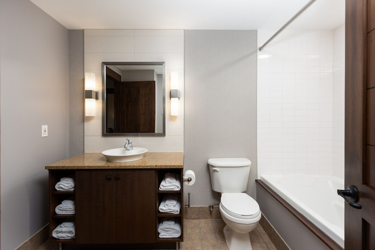 Bathroom 3, Ermitage du Lac Hotel, Les Laurentides