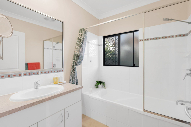 Bathroom 5, 3-bed Family Home With Pool & BBQ by the Beach, Cairns
