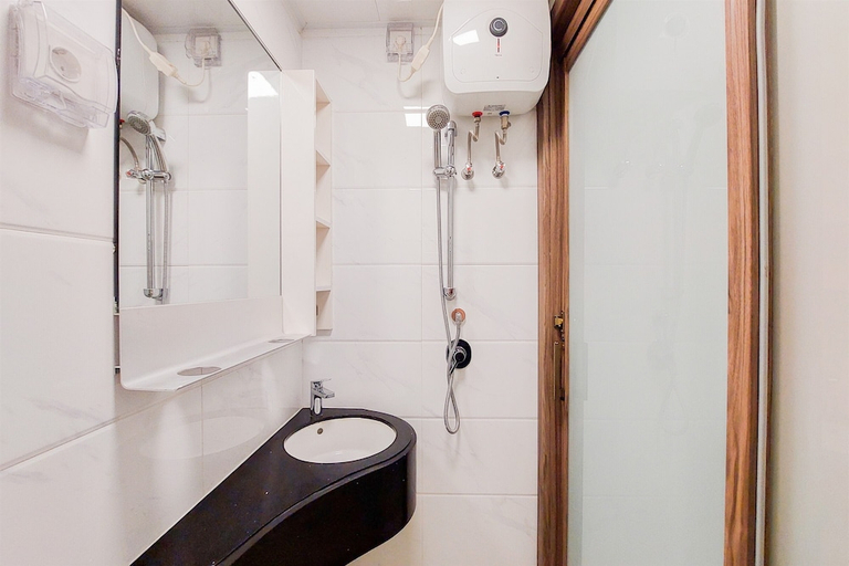 Bathroom 3, Wonderful And Comfortable Studio Sky House Bsd Apartment, South Tangerang