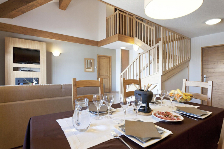 Dining 4, Apartment in Sainte-Foy with Ski-InSki-Out, Savoie